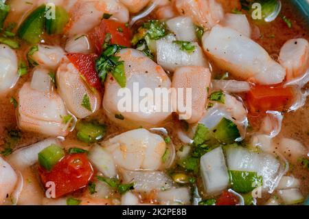Red Shrimp Ceviche, Nahaufnahme mexikanisches Essen, unaufgeräumt Stockfoto