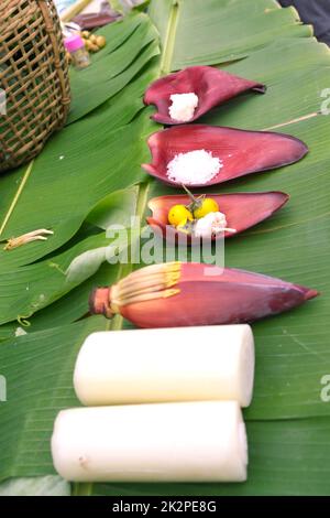 Salz auf Bananenblüte . Konzept THAI ESSEN Stockfoto