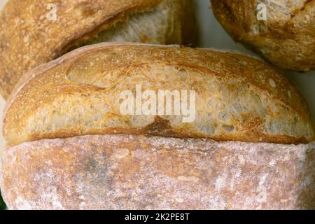 Nahaufnahme des Brotes. Frisch gebackenes Sauerteigbrot mit einer goldenen Kruste. Konzept Bäckerei, Textur Sauerteig Brot Stockfoto