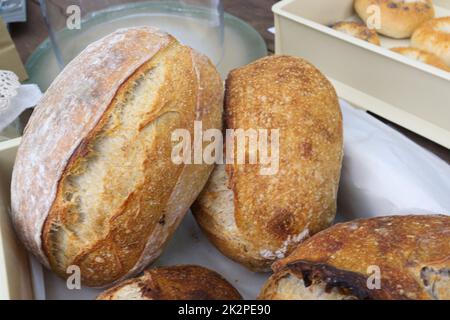 Nahaufnahme des Brotes. Frisch gebackenes Sauerteigbrot mit einer goldenen Kruste. Konzept Bäckerei, Textur Sauerteig Brot Stockfoto