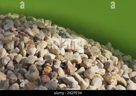 Ein Steinhaufen vor dem Hintergrund von Gras Stockfoto