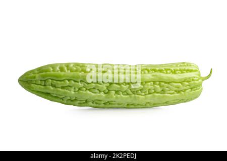 Momordica charantia isoliert auf weißem Hintergrund mit Schnittpfad, Bittermelone, chinesischer Kürbis. Stockfoto