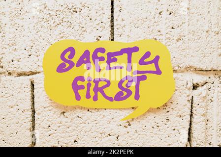 Textschild mit der Aufschrift „Sicherheit zuerst“. Konzeptionelles Foto Vermeiden Sie unnötige Risiken sicher leben Vorsicht walten lassen Stockfoto