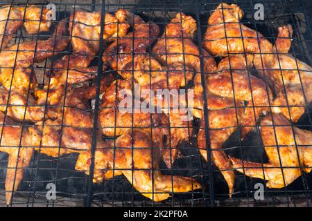 Gegrillte Hähnchenflügel. Video 4K Braten Sie frittierten Shish Kebab, BBQ, Barbecue, Shashlik oder Fleisch auf Kohlen. Fleisch im Grill auf Spießen in der Natur im Sommer bei einem Picknick zubereiten. Schweinefleisch auf dem Grill Stockfoto