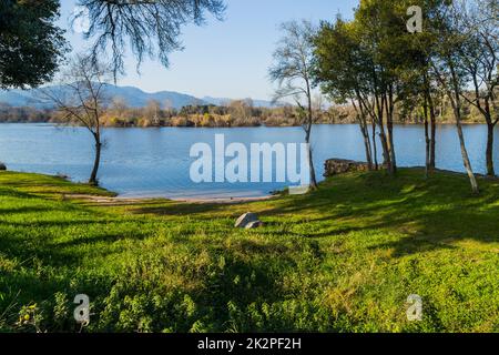 Minho-Fluss im Norden Portugals Stockfoto