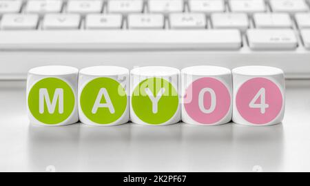 Buchstabenwürfel vor einer Tastatur - Mai 04 Stockfoto
