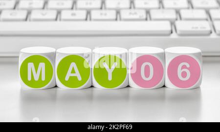 Buchstabenwürfel vor einer Tastatur - Mai 06 Stockfoto