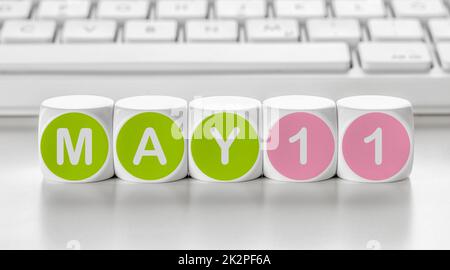 Buchstabenwürfel vor einer Tastatur - Mai 11 Stockfoto
