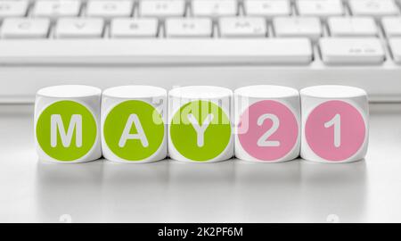 Buchstabenwürfel vor einer Tastatur - Mai 21 Stockfoto