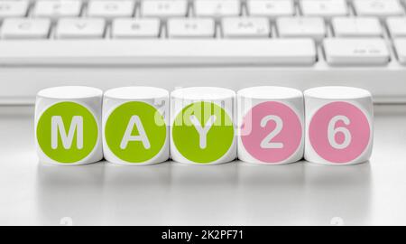 Buchstabenwürfel vor einer Tastatur - Mai 26 Stockfoto