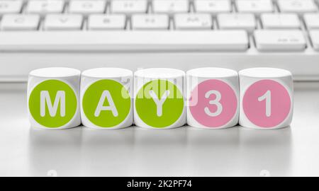 Buchstabenwürfel vor einer Tastatur - Mai 31 Stockfoto