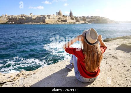 Junge Reisende Frau hält Hut Blick auf Valletta Altstadt Reiseziel in Malta Stockfoto