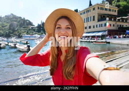 Portofino Tourist Mädchen machen Selfie-Foto auf berühmten Luxus-Ziel. Europäische Touristenattraktion in Italien. Junge Frau im Urlaub. Stockfoto