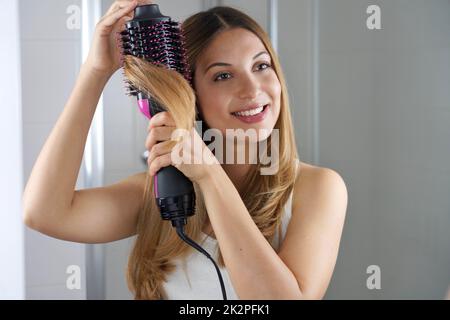 ein schön rothaarig Friseur mit ein runden Kamm und ein Haar