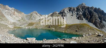 Schöner kleiner See in den Bergen oberhalb des Ubaye-Tals in den französischen alpen - Lac bleu Stockfoto