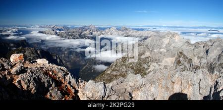 Herbst in den Bergen in den europäischen Alpen. Blick vom höchsten Gipfel Sloweniens, Triglav - 2864 m. Stockfoto