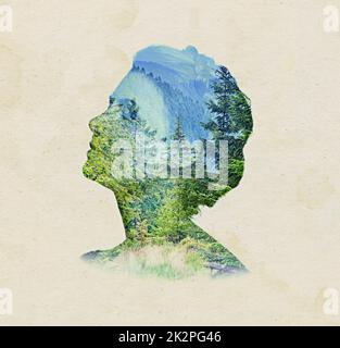 Natürliche Weiblichkeit. Zusammengesetztes Bild der natürlichen Welt, das einem Frauengesicht überlagert ist. Stockfoto