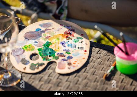 Eine Künstlerpalette mit verschiedenen Farben Stockfoto