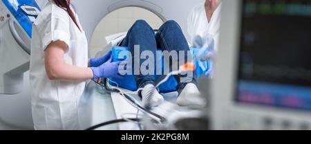 Patient, der sich einer Computertomographie (CT) unterziehen muss (Farbtonbild, flacher Freiheitsgrad) Stockfoto