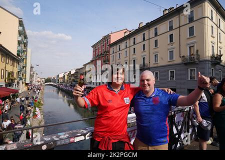 England-Fans in Mailand vor dem Spiel der UEFA Nations League im San Siro Stadium, Italien. Bilddatum: Freitag, 23. September 2022. Stockfoto