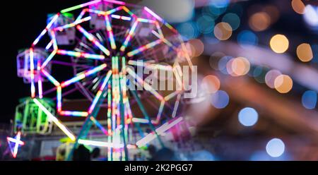 Riesenrad in der Nacht der bunten mit Outdoor Stockfoto