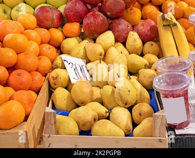 Rohe Bio-Früchte auf dem Marktstand Stockfoto