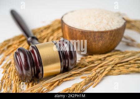 Beurteilen Sie den Hammer mit gutem Getreidreis von der landwirtschaftlichen Farm. Gesetz und Gericht Konzept. Stockfoto