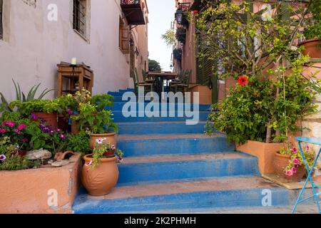 Kleine schmale Straße mit blauen Treppen in der Altstadt von Rethymnon, Kreta Insel, Griechenland Stockfoto