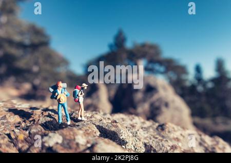 Miniaturwanderer mit Rucksäcken Stockfoto