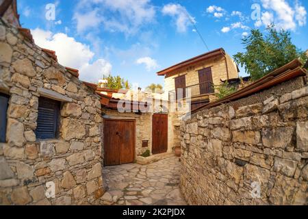 Straße im traditionellen zyprischen Dorf Lofu. Bezirk Limassol, Zypern Stockfoto