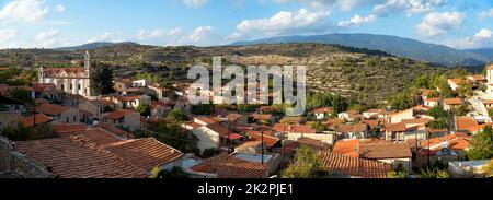 Panoramablick auf das Dorf Lofou. Bezirk Limassol, Zypern. Stockfoto