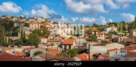 Panoramablick auf Lofou, einem berühmten touristischen Dorf in Zypern. Distrikt Limassol Stockfoto