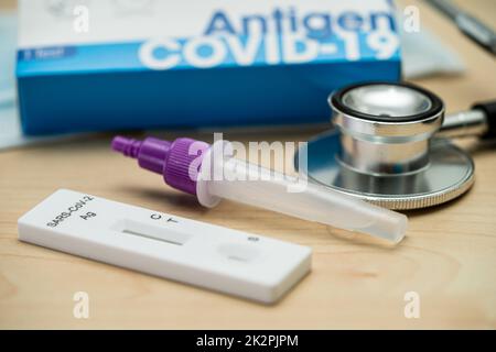 Set aus Speichelantigen-Testkit zur Überprüfung der Verwendung des Covid-19-Coronavirus zu Hause. Stockfoto