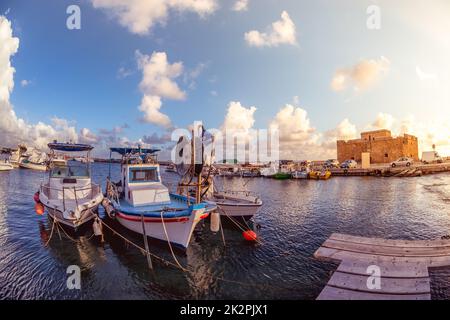 Boote im Hafen von Paphos mit dem Schloss im Hintergrund. Zypern Stockfoto