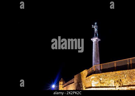 Das Victor Monument auf der Kalemegdan Festung bei Nacht. Belgrad, Serbien Stockfoto