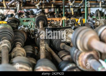 Teile von demontierten Autos am Autowrack Stockfoto