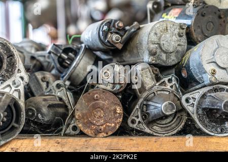 Teile von demontierten Autos am Autowrack Stockfoto