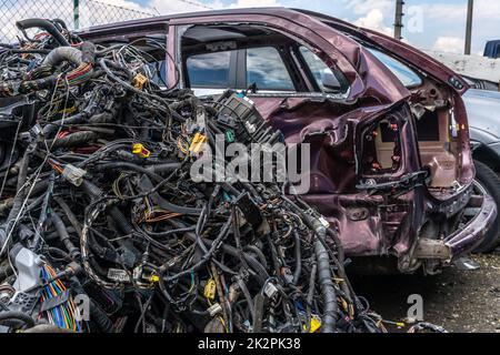 Demontage eines Autos zu Ersatzteilen auf einem Schrottplatz Stockfoto