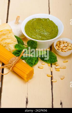 Traditionelle Basilikum Pesto Pasta Zutaten Stockfoto