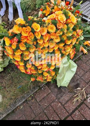 Strauß bunter Rosen in Herzform Stockfoto