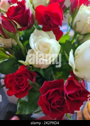Wunderschönen Strauß roter Rosen Stockfoto