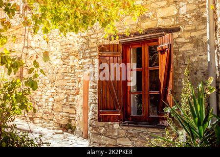 Geöffnetes Ländliches Holzfenster. Das Dorf Kato Lefkara. Larnaca District, Zypern Stockfoto