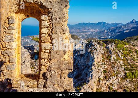 Blick auf Kyrenia vom Schloss St. Hilarion. Bezirk Kyrenia, Zypern Stockfoto