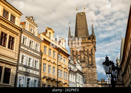 Pulverturm oder Pulvertor (Prasna Brana) entlang der Celetna Street. Prag, Tschechische Republik Stockfoto