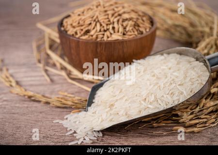 Jasmin weißer Reis in Holzschale mit Goldkorn aus Landwirtschaft. Stockfoto