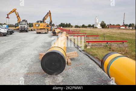 23. September 2022, Schleswig-Holstein, Brunsbüttel: Gelbe Rohre liegen auf der Baustelle der Pipeline für den geplanten schwimmenden Flüssiggas-Terminal. Foto: Georg Wendt/dpa Stockfoto