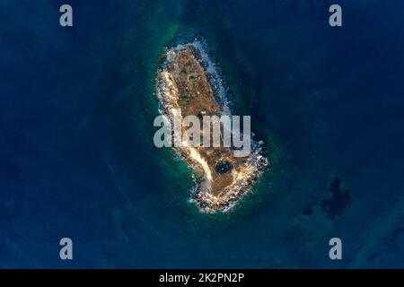 Blick von oben auf Yeronisos oder die Heilige Insel an der Westküste Zyperns Stockfoto