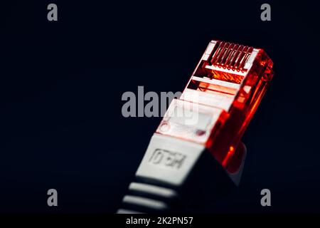 Ethernet rj45-Anschluss auf dunklem Hintergrund Stockfoto