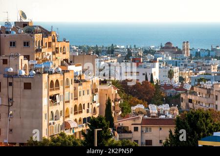 Paphos Stadtbild über Wohnviertel. Zypern Stockfoto