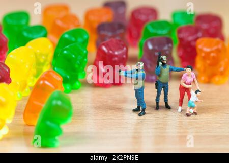 Invasion der Gummibärchen. Schädlich / Junk-Food-Konzept Stockfoto